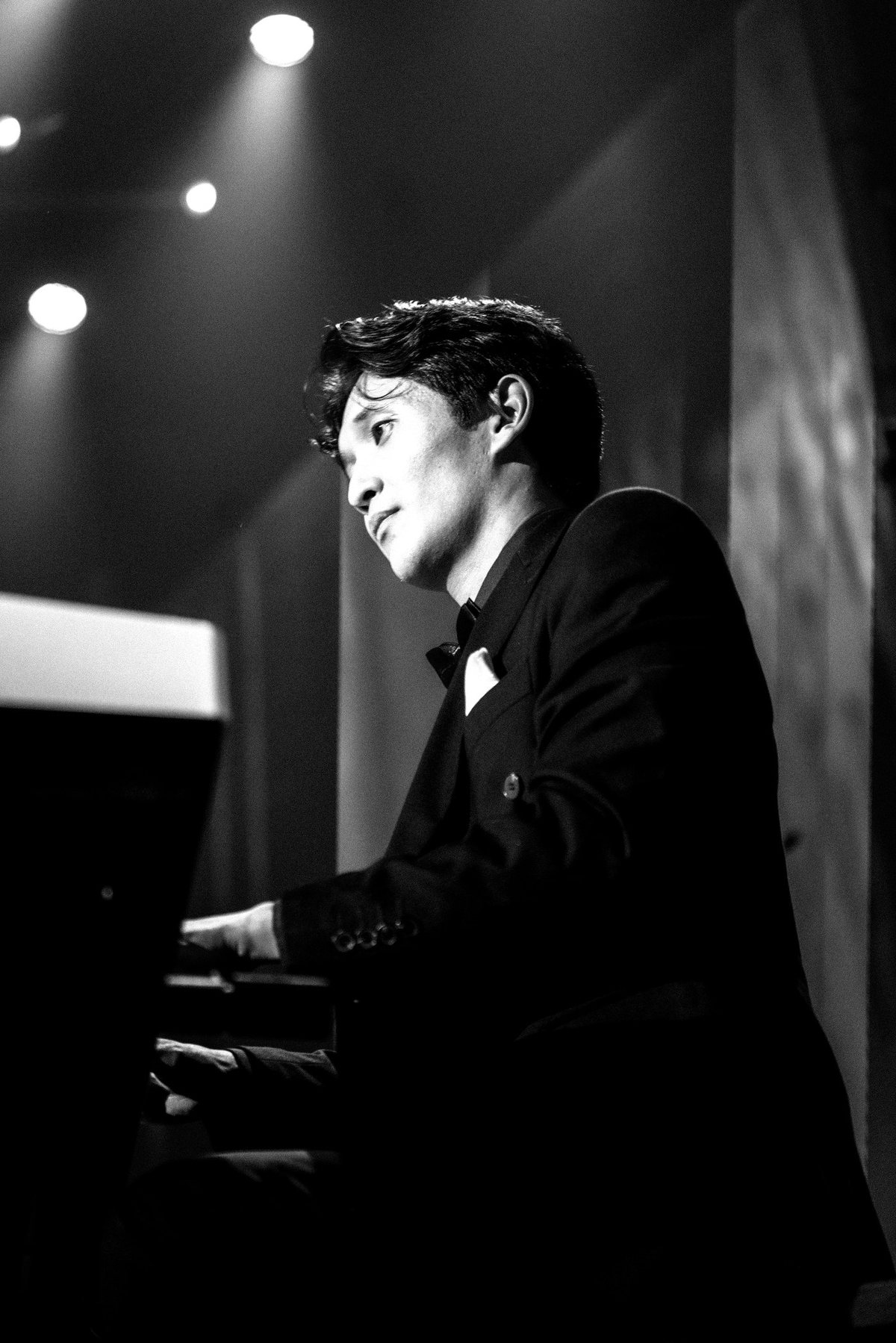 Dodi Bayar at the piano, black and white