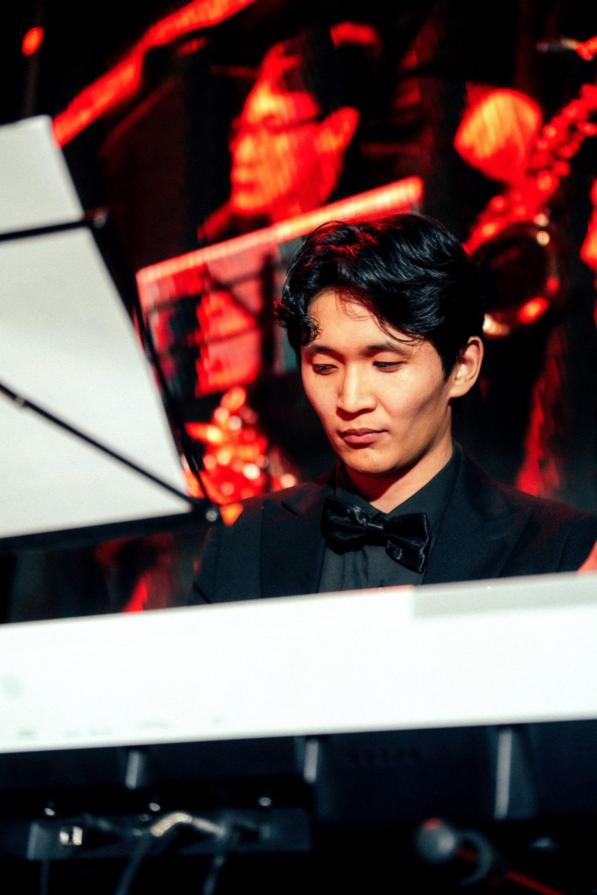 Dodi Bayar performing at the piano